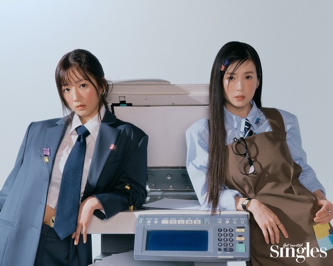 A complete pictorial of girl group Apink, which is set to come back, has been released.Lifestyle Magazine Singles released a part of the interview with Apink on April 27th.This pictorial concept is an office look, and Apink members have perfected the office look of black and white and blue color, and completed a sophisticated yet intelligent career woman visual.Especially on this day, when the filming began, the members led the scene with the breathing and professional aspect of the 13th year longevity girl group.In the interview, Park Chan-long said that he met the fans and members well for the reason that he is still enthusiastically loved, and the more he repeats the year, the deeper the gratitude for the members becomes.Jung Eun-ji was rumored to have good manners and respect for the boundaries between artists and fans even among managers. He was a fan, but he was really cool and proud, revealing his love for fans.Jung Eun-ji is an album filled with bright and hopeful messages. Apink tried to contain a lot of Apinks original colors, he added, adding to the expectation of the new album.Apink will release its mini 10th album  ⁇ SELF (self)  ⁇  on April 5th. ⁇ D N D (D & D)  ⁇ , which is a title song, contains a hopeful message to imagine your own world because it does not interfere with  ⁇ Do Not Disturb  ⁇ , that is,  ⁇  Do not interfere.In addition to the title song, there are five songs of various genres such as  ⁇  Withcha  ⁇ ,  ⁇  Me, Myself & I  ⁇ ,  ⁇  Candy  ⁇ ,  ⁇  I only need to know  ⁇   ⁇   ⁇   ⁇ .