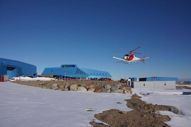 그림 1 : 헬기에 장착된 빙하레이더 사진. 이 장비를 이용하여 빙하 두께와 하부 구조를 연구할 수 있다.