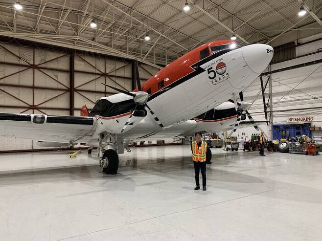그림 3 : 빙하레이더를 항공기에 장착하기 위해 캐나다 항공사 캔보락에 방문하여 촬영한 사진. 뒤에 보이는 비행기 날개에 빙하레이더 안테나를 장착할 계획이다.