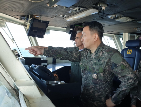 김승겸 합참의장이 27일 제주남방 공해상에서 한미연합해상훈련 중인 미국의 니미츠 항공모함(CVN68)을 방문해 한미연합해상훈련 현장 지도를 하고 있다.  합참 제공