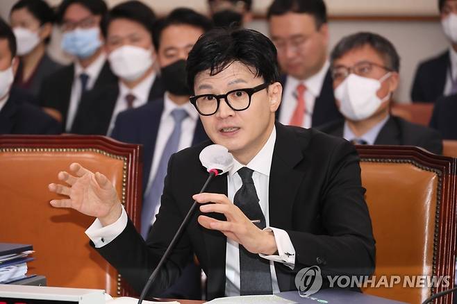 전체회의에서 의원질의에 답변하는 한동훈 법무부 장관 (서울=연합뉴스) 이정훈 기자 = 한동훈 법무부 장관이 27일 오전 국회에서 열린 법제사법위원회 전체회의에서 의원질의에 답변하고 있다. 2023.3.27 uwg806@yna.co.kr