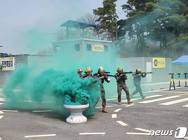 코로나19로 중단됐던 예비군 훈련이 4년 만에 정상화된 28일 전북 남원 과학화 예비군훈련장에서 예비군들이 마일즈 장비를 착용하고 시가지 전투 훈련을 하고 있다.2023.3.28/뉴스1