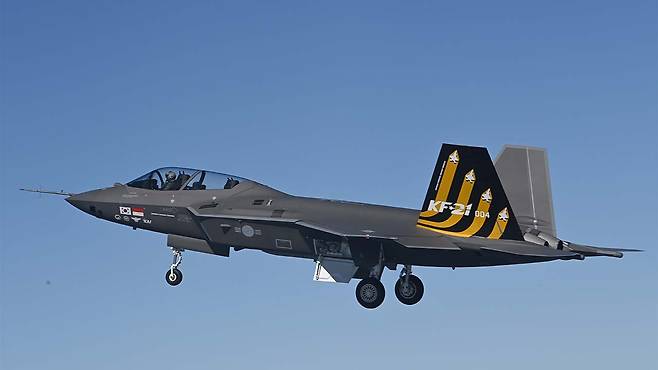 한국형전투기 KF-21 시제 4호기 최초 비행 모습 (사진출처 : 연합뉴스)