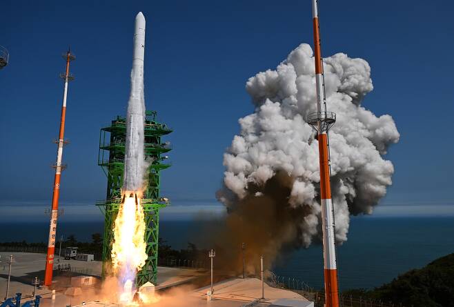 순수 국내기술로 제작된 한국형 최초 우주발사체 '누리호'(KSLV-Ⅱ)'. 누리호에 적지 않은 탄소복합재가 사용됐지만 국산은 전혀 없었고 전부 외국산이었다. /뉴스1
