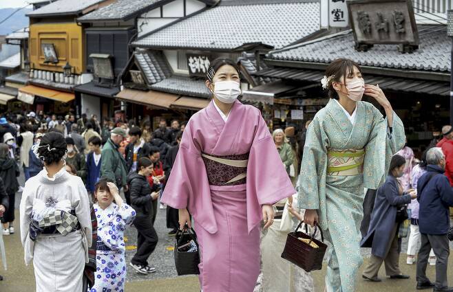 <YONHAP PHOTO-7650> Visitors walk along a sightseeing destination in Kyoto, western Japan Monday, March 13, 2023. Japan on Monday dropped its request for people to wear masks after three years, but hardly anything changed in the country that has had an extremely high regard for their effectiveness at anti-virus protection. (Kyodo News via AP) JAPAN OUT; SIPA OUT; MANDATORY CREDIT/2023-03-13 20:11:37/ <저작권자 ⓒ 1980-2023 ㈜연합뉴스. 무단 전재 재배포 금지.>