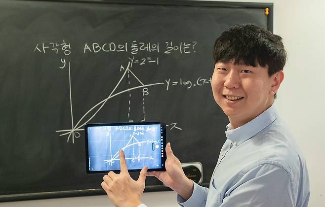 콴다 앱을 통해 OCR 기능을 시연하고 있는 이용재 매스프레소 대표. /박상훈 기자