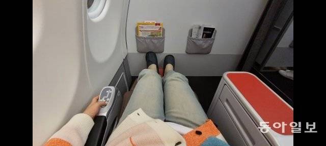 비즈니스석을 165로도 젖힌 상태에서의 모습. 앉았을 때는 넉넉한 레그룸을 제공한다.