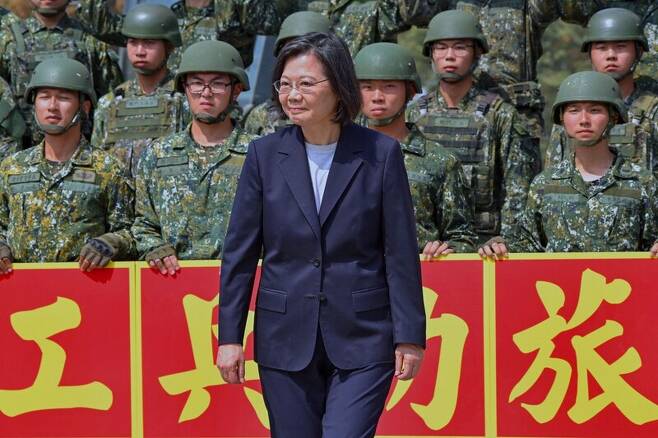 차이잉원 대만 총통이 지난 25일 자이현 군부대를 방문해 기념사진을 찍고 있다. AFP 연합뉴스