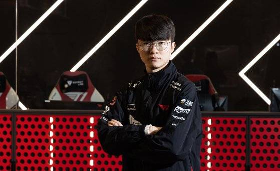 리그 오브 레전드(LoL)의 전설 ‘페이커’ 이상혁이 서울 T1 카페에서 중앙일보와 인터뷰 중 포즈를 취하고 있다. 김종호 기자