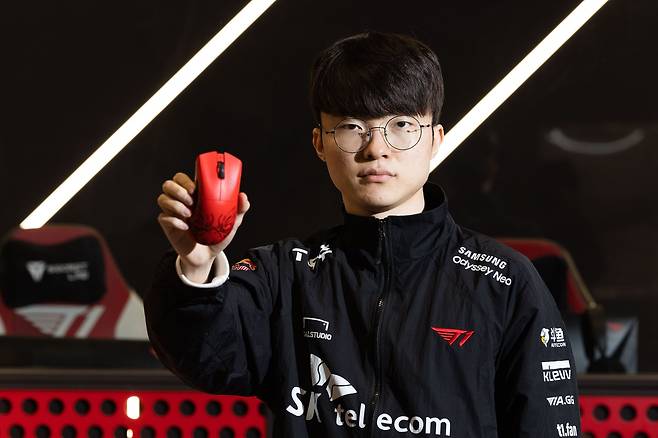 e스포츠 메시라 불리는 페이커 이상혁. 그가 디자인에 참여한 마우스는 완판됐다. 김종호 기자