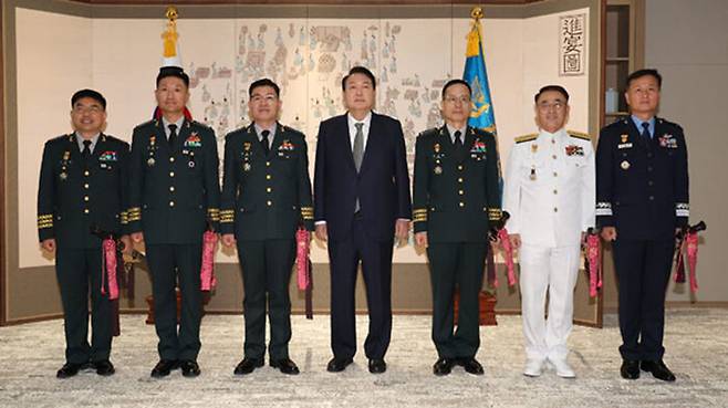 윤석열 대통령으로부터 삼정검의 수치를 수여받은 육해공군 대장들