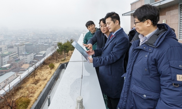 김태우(오른쪽 두 번째) 서울 강서구청장이 지난 1월 국토교통부 관계자들과 도심공공주택복합사업 후보지 현장을 둘러보고 있다. 강서구 제공