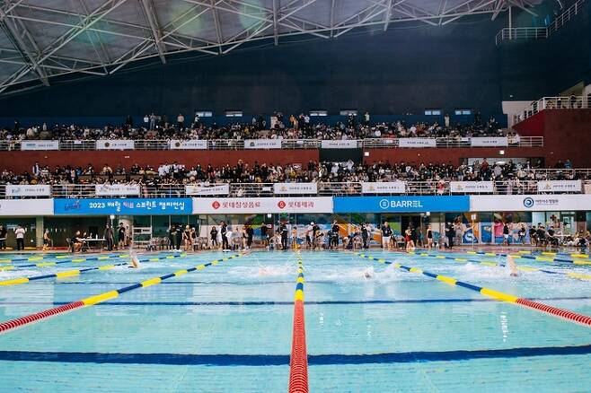 어린이 수영대회 ‘제1회 배럴 키즈 스프린트 챔피언십’이 26일 고양시 체육관에서 열렸다.