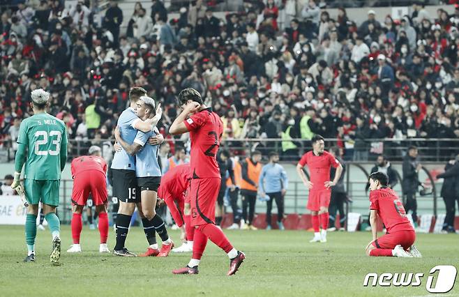 대한민국 축구 국가대표팀 선수들이 28일 오후 서울 상암월드컵경기장에서 열린 축구 국가대표 평가전 대한민국과 우루과이의 경기에서 1대2로 패한 뒤 아쉬워 하고 있다. 2023.3.28/뉴스1 ⓒ News1 김도우 기자