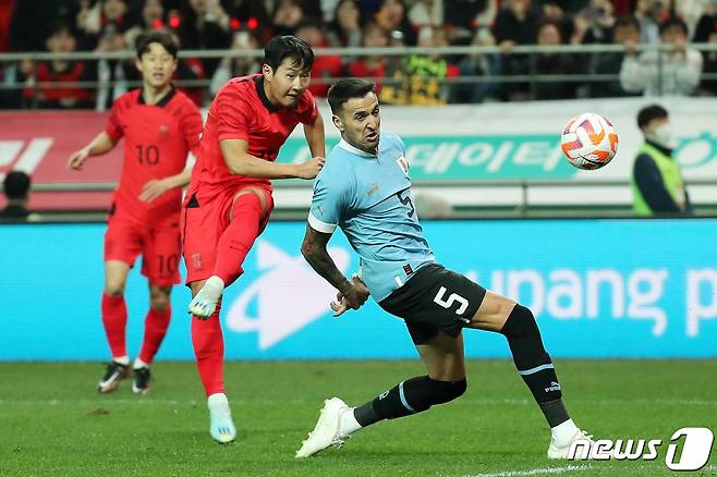 대한민국 축구 국가대표팀 이강인이 28일 오후 서울 마포구 서울월드컵경기장에서 열린 축구 국가대표 평가전 대한민국과 우루과이의 경기에서 슈팅을 하고 있다. 2023.3.28/뉴스1 ⓒ News1 민경석 기자