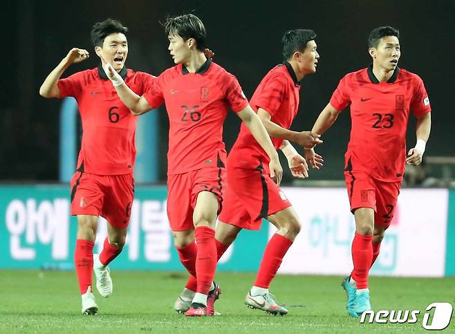대한민국 축구 국가대표팀 오현규가 28일 오후 서울 마포구 서울월드컵경기장에서 열린 축구 국가대표 평가전 대한민국과 우루과이의 경기에서 동점을 성공키킨 뒤 황인범과 기쁨을 나누고 있다. 하지만 이후 심판 판정으로 골은 노골처리 됐다. 2023.3.28/뉴스1 ⓒ News1 민경석 기자