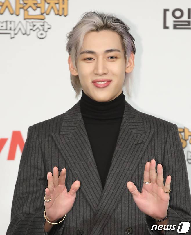 가수 뱀뱀이 29일 오전 서울 마포구 서울가든호텔에서 열린 tvN 신규 예능 '장사천재 백사장' 제작발표회에서 포즈를 취하고 있다. '장사천재 백사장'은 대한민국 최고의 외식 경영 전문가 백종원이 한식 불모지에서 직접 창업부터 운영까지 나서는 '백종원의 세계 밥장사 도전기'를 그린다. 2023.3.29/뉴스1 ⓒ News1 권현진 기자