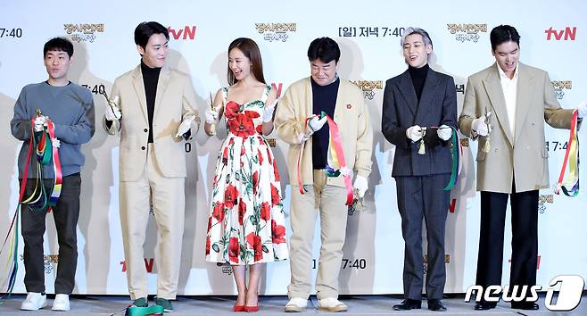 이우형 PD(왼쪽부터)와 존박, 권유리, 백종원, 뱀뱀, 이장우가 29일 오전 서울 마포구 서울가든호텔에서 열린 tvN 신규 예능 '장사천재 백사장' 제작발표회에서 테이프 컷팅을 하고 있다. '장사천재 백사장'은 대한민국 최고의 외식 경영 전문가 백종원이 한식 불모지에서 직접 창업부터 운영까지 나서는 '백종원의 세계 밥장사 도전기'를 그린다. 2023.3.29/뉴스1 ⓒ News1 권현진 기자