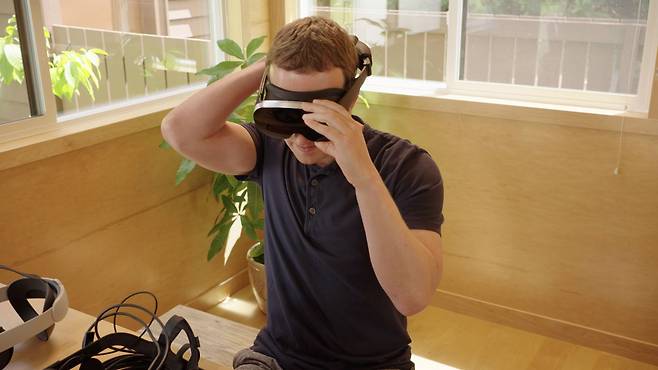 마크 저커버그 메타 CEO가 개발 중인 VR 기기를 착용하고 있다. / 메타