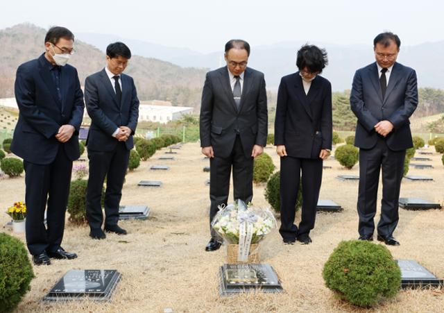 이원석 검찰총장이 7일 오후 부산 기장군 부산추모공원을 찾아 고 김홍영 검사 묘소를 참배하고 있다. 연합뉴스