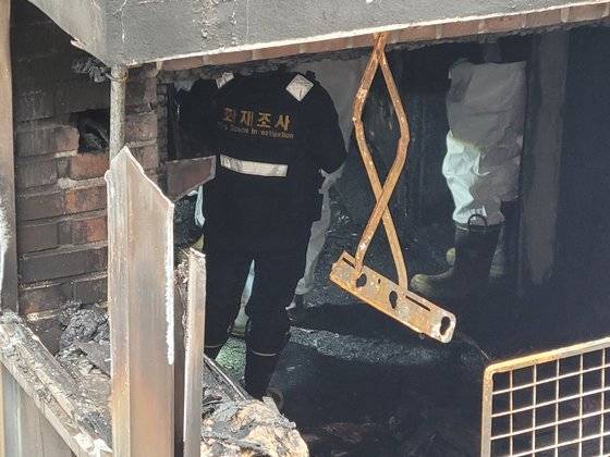 경기도소방재난본부 화재조사팀이 28일 오전 안산 선부동 나이지리아 5남매 가족이 살던 거주지 내부에서 화재 패턴 등을 조사하고 있다. 손성배 기자