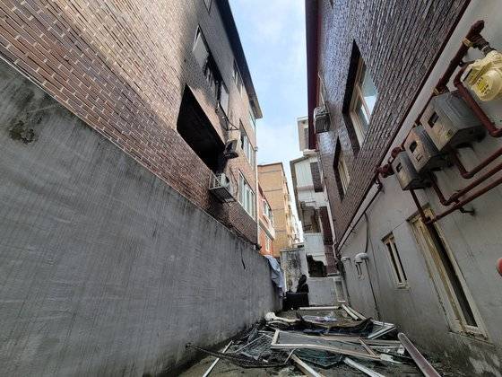 27일 오전 3시28분쯤 난 불로 나이지리아 4남매가 숨진 안산 선부동 다세대주택. 5남매의 어머니(41)는 안방 창문을 밀쳐 열고 두 살배기 막내를 먼저 탈출시킨 뒤 본인도 바깥으로 몸을 던져 목숨을 건졌다. 허리와 다리 골절상을 입고 입원 치료를 받고 있는 와중에 4남매의 사망 소식을 전해듣고 깊은 슬픔에 빠졌다. 손성배 기자