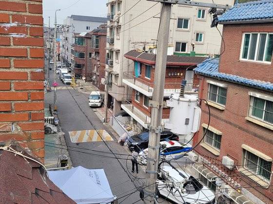 화재 피해로 4남매를 잃은 나이지리아 가족이 살던 안산 선부동. 지상에 서 있는 전신주에 전깃줄이 어지럽게 걸려 있다. 손성배 기자