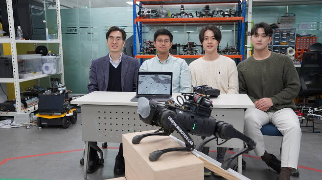 명현(왼쪽) 교수 연구팀과 드림워크 기술이 탑재된 사족보행 로봇 드림워커. [KAIST 제공]