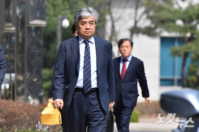 TV조선 재승인 심사 점수를 고의로 낮추는 데 관여한 혐의로 구속영장이 청구된 한상혁 방송통신위원장이 29일 오후 서울 도봉구 서울북부지방법원에서 열리는 영장실질심사에 출석하기 위해 북부지검 청사로 향하고 있다. 류영주 기자