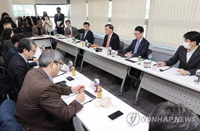 통신시장 경쟁촉진 위한 TF 1차 회의 (서울=연합뉴스) 이재희 기자 = 20일 오전 서울 종로구 광화문HJ비즈니스센터에서 열린 '통신시장 경쟁촉진 정책방안 TF' 킥오프 회의에서 박윤규 과학기술정보통신부 제2차관(오른쪽 세번째)이 발언하고 있다. 2023.2.20 scape@yna.co.kr