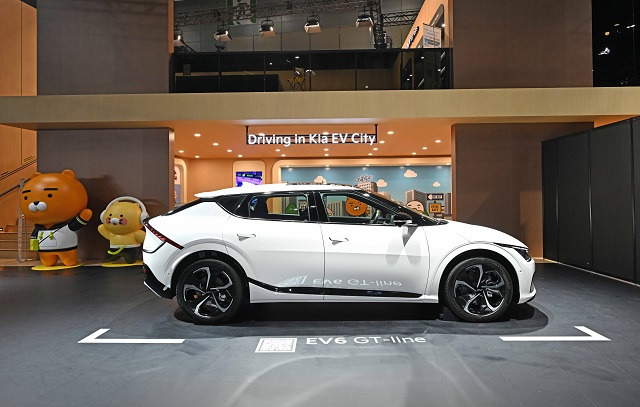 기아는 서울모빌리티쇼에서 모든 차량을 전기차로 전시하고, 브랜드 첫 전용 전기차 'EV6'와 친환경 SUV '니로' 전기차를 위한 별도 공간도 마련했다. /기아