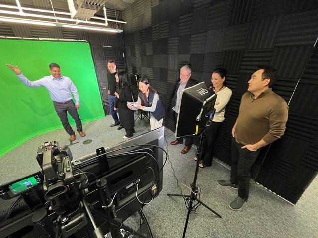 오스템임플란트는 한국 본사 소속의 방송기술 엔지니어와 교육프로그램 구성 작가 등 전문 인력을 자사 미국법인에 파견했다. 사진은 오스템임플란트 미국법인 방송 스튜디오. /오스템임플란트