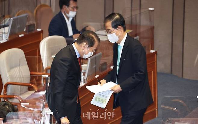 (오른쪽부터) 한덕수 국무총리와 권영세 통일부 장관(자료사진) ⓒ데일리안 박항구 기자/공동취재사진