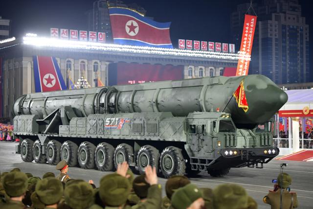 지난달 8일 북한 열병식에서 등장한 고체 ICBM 추정 신형 미사일. 뉴시스