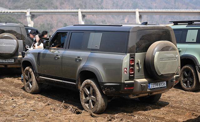 랜드로버 디펜더 130 D300 X 다이내믹 HSE