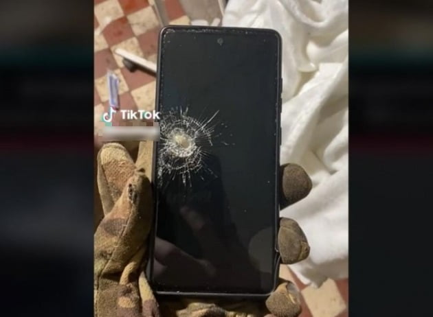 삼성전자의 갤럭시 스마트폰이 전쟁 중인 우크라이나 병사의 목숨을 구했다는 영상이 퍼지며 화제를 모으고 있다. /사진=틱톡
