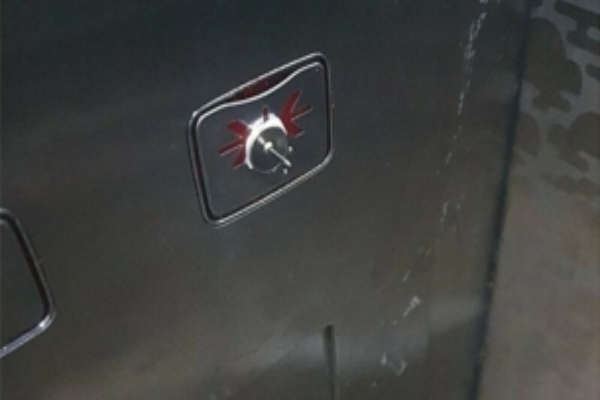 배달기사로 보이는 사람이 서울 한 건물 엘리베이터 '닫힘' 버튼에 붙인 압정. 온라인 커뮤니티 캡처