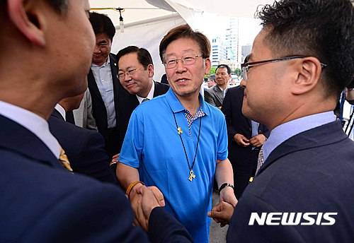 【서울=뉴시스】전신 기자 = 지난 2016년 6월16일 서울 광화문광장에서 정부의 지방재정 개편 철회를 요구하며 단식 중인 이재명 성남시장을 찾은 국회 안전행정위원회 더불어민주당 의원들이 이 시장을 격려하고 있다. 2016.06.16 photo1006@newsis.com