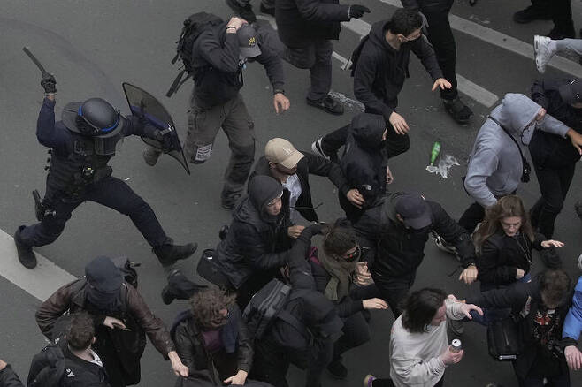 지난 23일 프랑스 파리에서 경찰이 시위대를 향해 경찰봉을 휘두르는 모습 (AP=연합뉴스 자료사진)