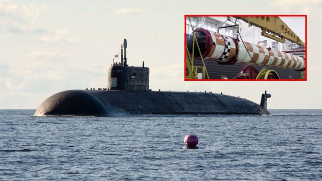 러시아의 핵추진 잠수함이자 세계 최장 잠수함으로 꼽히는 벨고로드 자료사진(오른쪽은 수중 드론 포세이든)