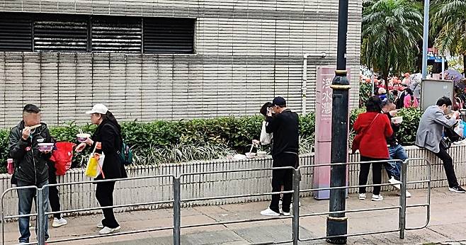 홍콩 현지 온라인 포럼 사이트 LIHKG에는 중국인 단체 관광객들의 무질서한 모습을 담은 네티즌들의 사진들이 올라오고 있다. 사진은 관광객들이 홍콩 리펄스 베이에 있는 공중화장실 앞에 모여 컵라면을 먹고 있는 모습이다. 사진 LIHKG.