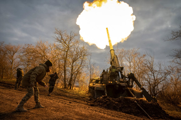 2022년 12월 9일 우크라이나 남부 헤르손 지역의 최전선에서 우크라이나 포병들이 러시아군을 향해 자주포를 발사하고 있다. 로이터 연합뉴스