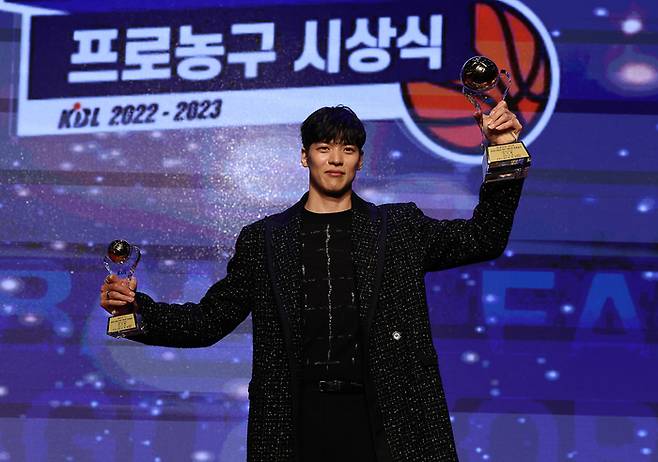 SK 김선형이 30일 열린 2022~2023 SKT 에이닷 프로농구 시상식에서 MVP를 수상한 뒤 MVP 트로피와 베스트5 트로피를 들고 기념 촬영 하고 있다.