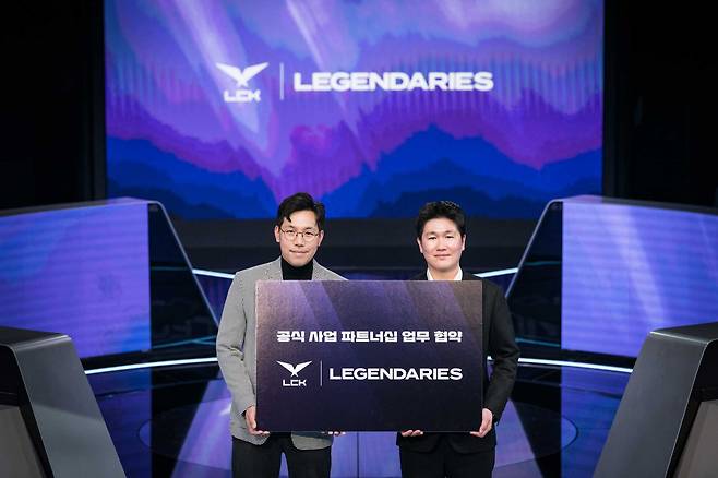 3월 31일 서울 종로구 롤파크에 위치한 LCK 아레나에서 디지털 콜렉터블 서비스 공식 사업 파트너십 업무 협약을 체결한 LCK 오상헌 대표(왼쪽)와 레전더리스 배승익 대표(제공=LCK)