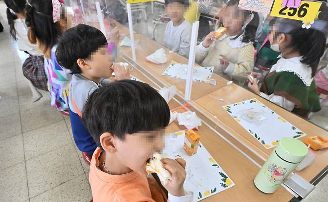 학교 비정규직 노동자들이 총파업에 돌입한 31일 서울의 한 초등학교에서 학생들이 대체급식을 먹고 있다. (사진=사진공동취재단)