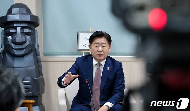 오영훈 제주지사가 31일 제주도청 소통회의실에서 출입기자 간담회를 열고 '중국 출장결과'를 밝히고 있다.(제주도청 제공)/뉴스1