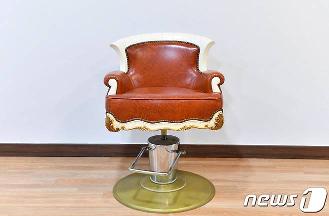 전두환 전 대통령이 사용했다고 알려진 옛 지방청와대의 이발의자.(부산시 제공)