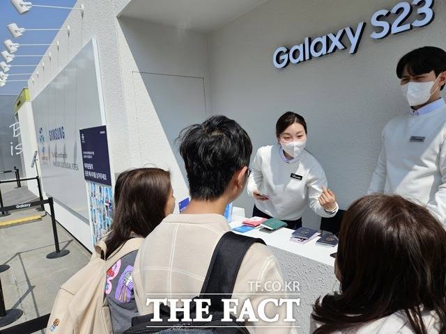 31일 서울 중구 광화문광장에서 삼성전자가 '광화에서 빛;나이다' 행사 일환으로 '갤럭스 S23 울트라'를 대여하고 부산엑스포 관련 사진을 찍어오면 사은품을 제공하는 이벤트를 열었다. 사진은 외국인 관광객들이 여권을 맡기고 갤럭시 S23울트라를 대여하는 모습. /김태환 기자