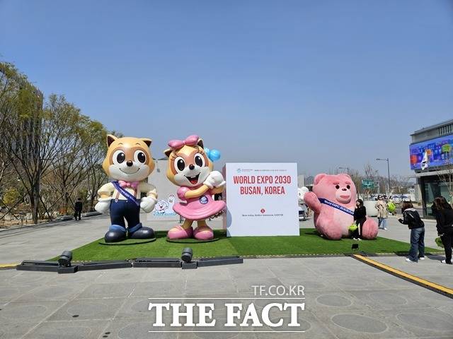 31일 서울 중구 광화문광장에서 롯데가 '광화에서 빛;나이다' 행사 일환으로 롯데월드 마스코트 '로티'와 '로리', 분홍색 대형 곰 '벨리곰'을 전시했다. /김태환 기자