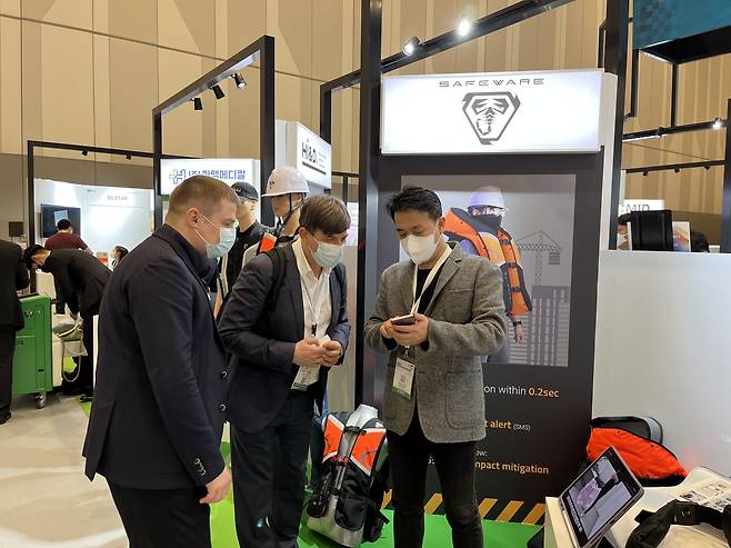 지난해 1월 두바이에서 열린 한국 스타트업 박람회 ‘코리아 이노베이션 페어 2022’에 참가한 신환철 대표가 외국 바이어에게 추락보호 에어백 제품을 설명하고 있다. /세이프웨어